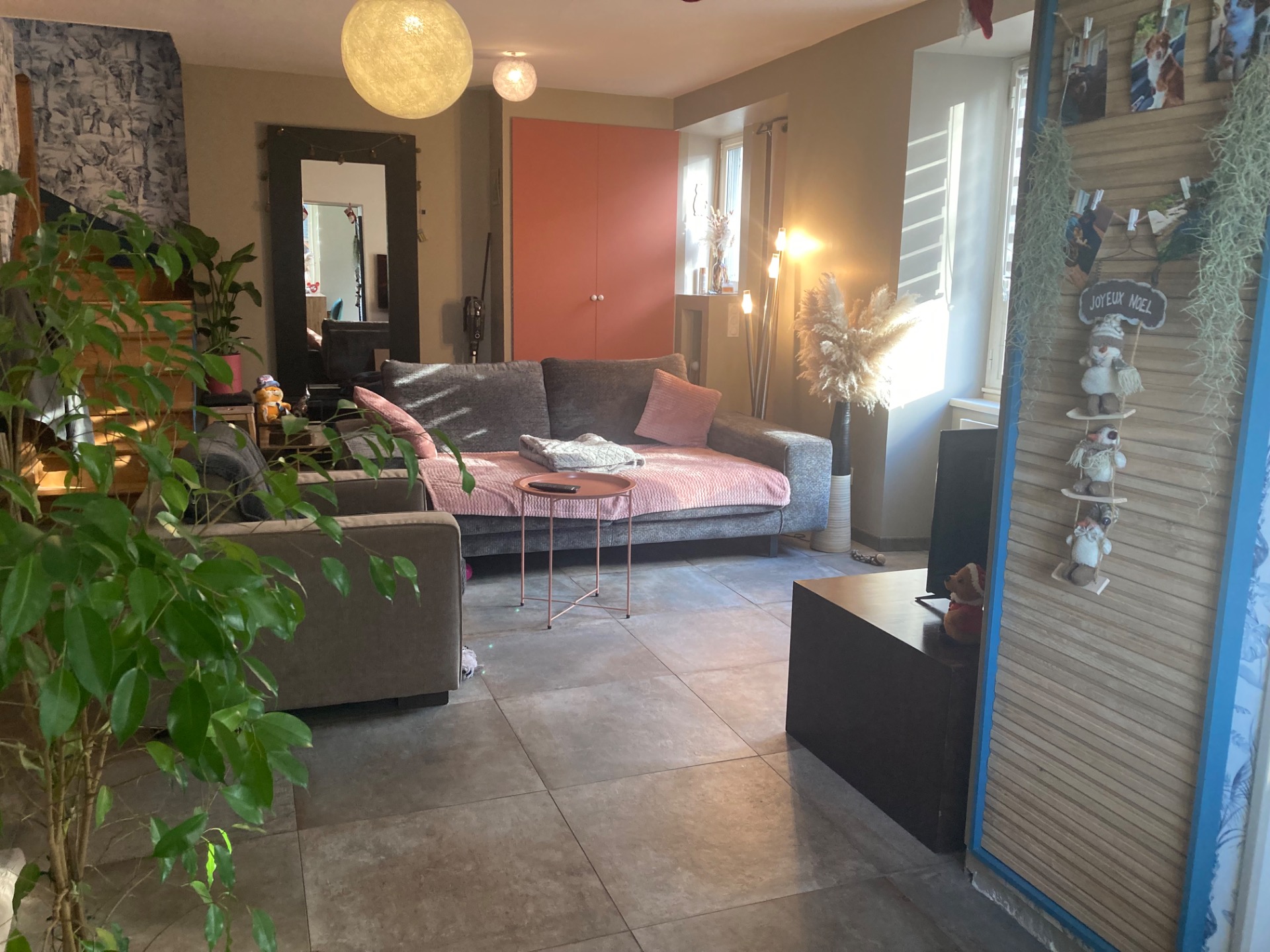 Isolation des doublages, reprise des plafonds, pose du carrelage.