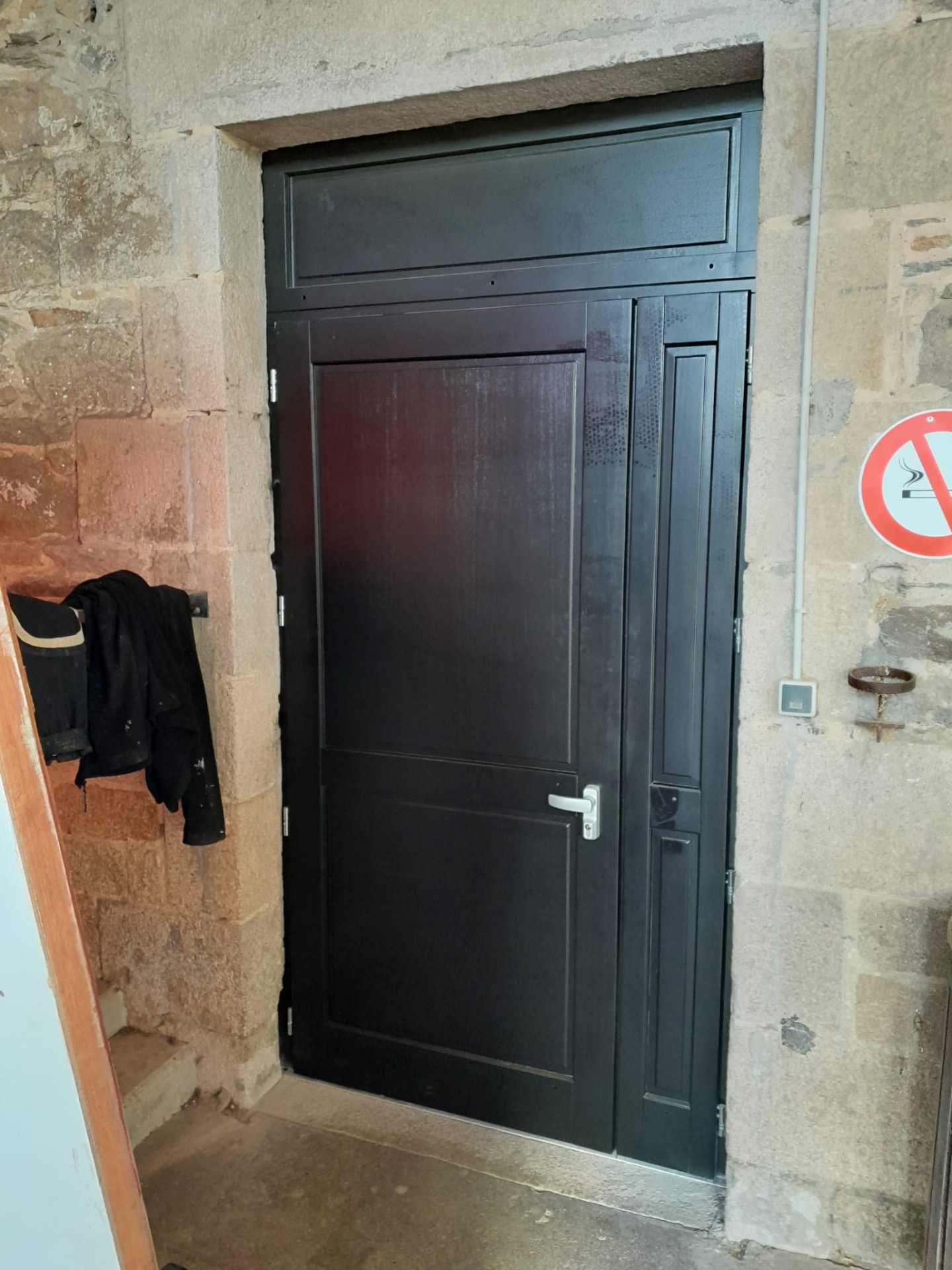 Pose d’une porte d’entrée double battants.